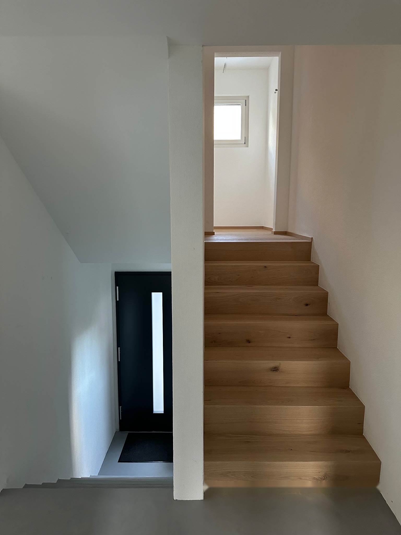 Holztreppe und Eingangsbereich